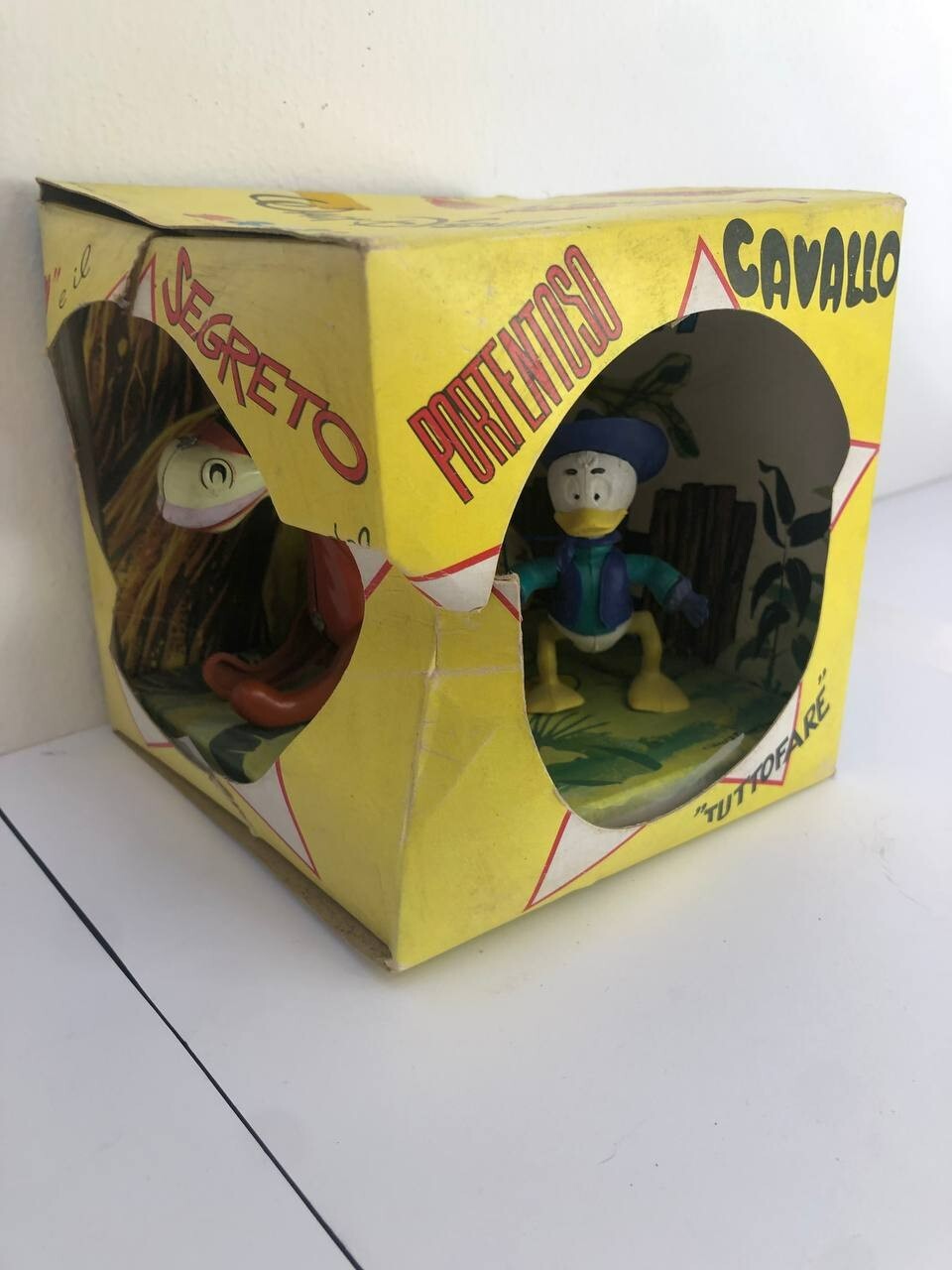 BOX QUO E IL SEGRETO DEL PORTENTOSO CAVALLO IL GIOCATTOLO 1960 NUOVO LATTA MOLLA