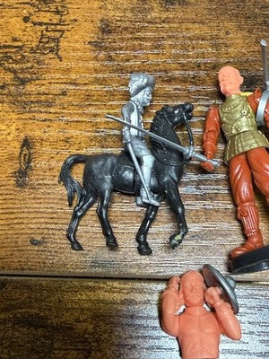 Mini samurai e personaggi Kinder