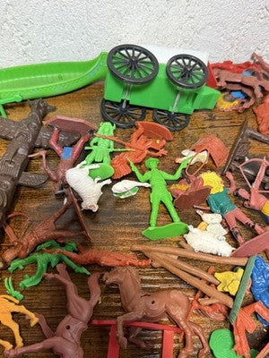 Lotto indiani e cowboy con veicoli
