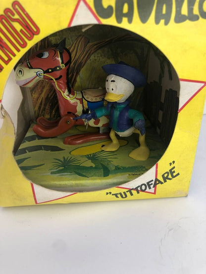 BOX QUO E IL SEGRETO DEL PORTENTOSO CAVALLO IL GIOCATTOLO 1960 NUOVO LATTA MOLLA