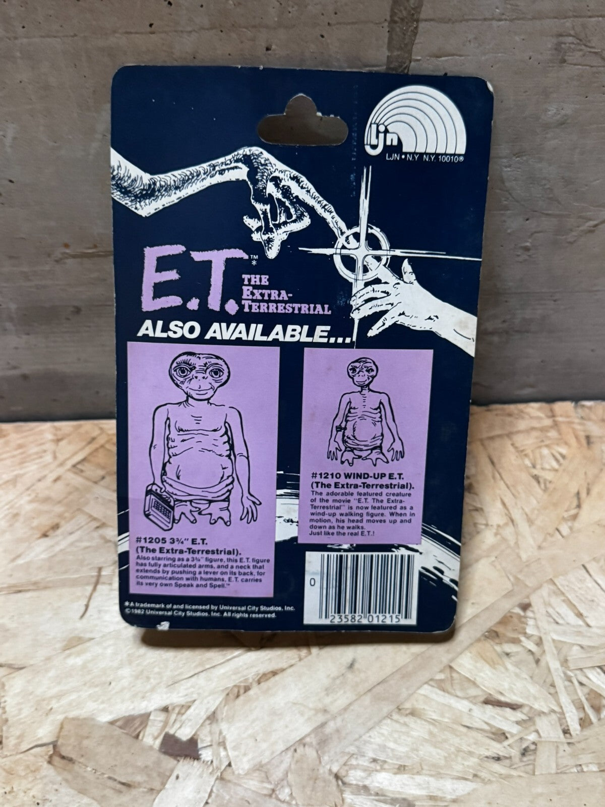 E.T. 1982 THE EXTRA TERRESTRIAL THE ORIGINAL COLLECTIBLES - HOLDING