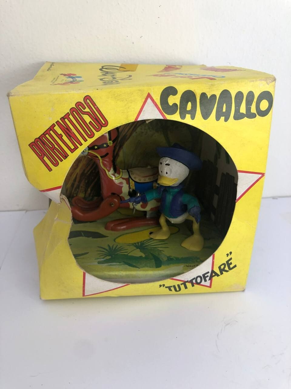 BOX QUO E IL SEGRETO DEL PORTENTOSO CAVALLO IL GIOCATTOLO 1960 NUOVO LATTA MOLLA