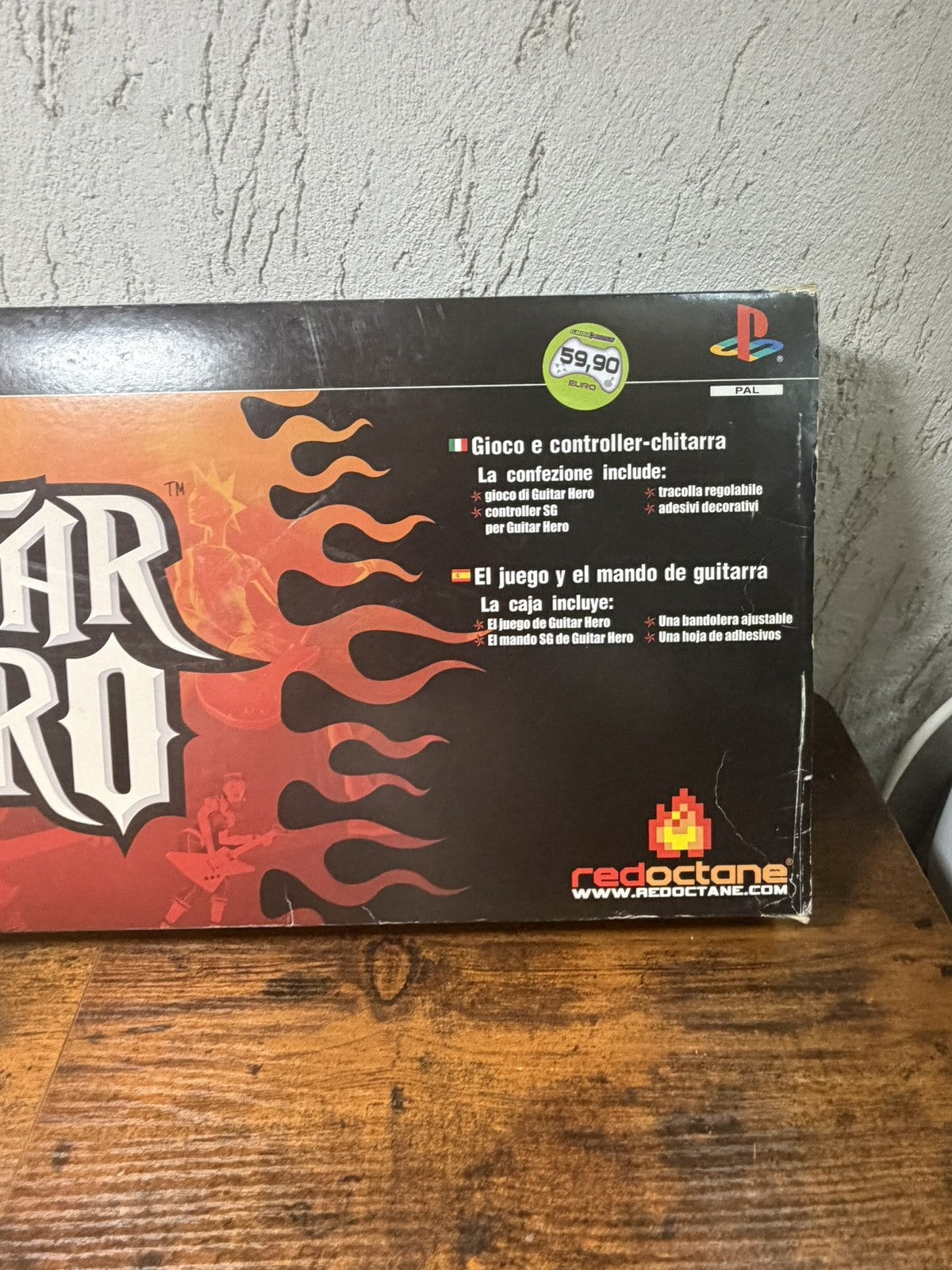 Chitarra Guitar Hero PS2 in confezione