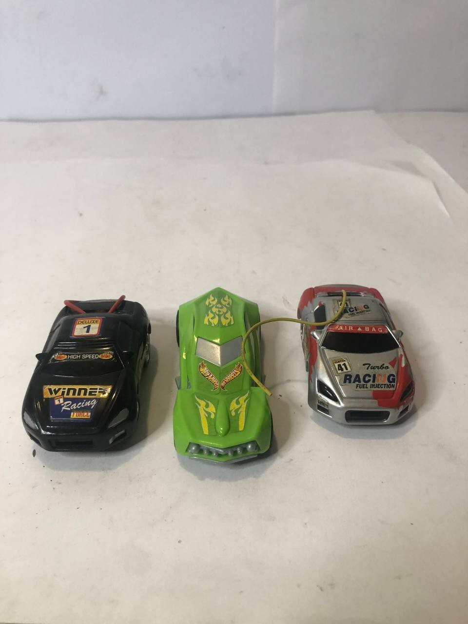 tre auto Hotwheels e altro due senza marca