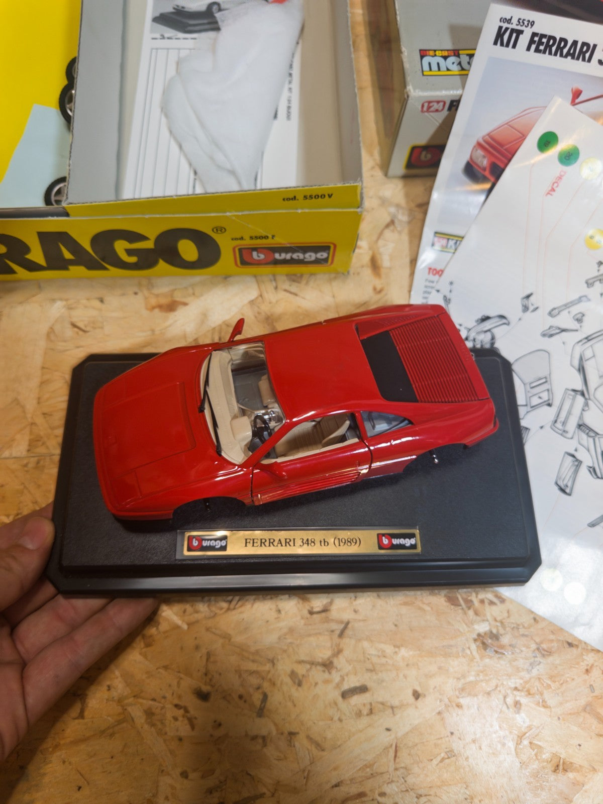 FERRARI 348tb DEL 1989 AUTO MODEL METAL KIT ottime condizioni 1:24 BURAGO