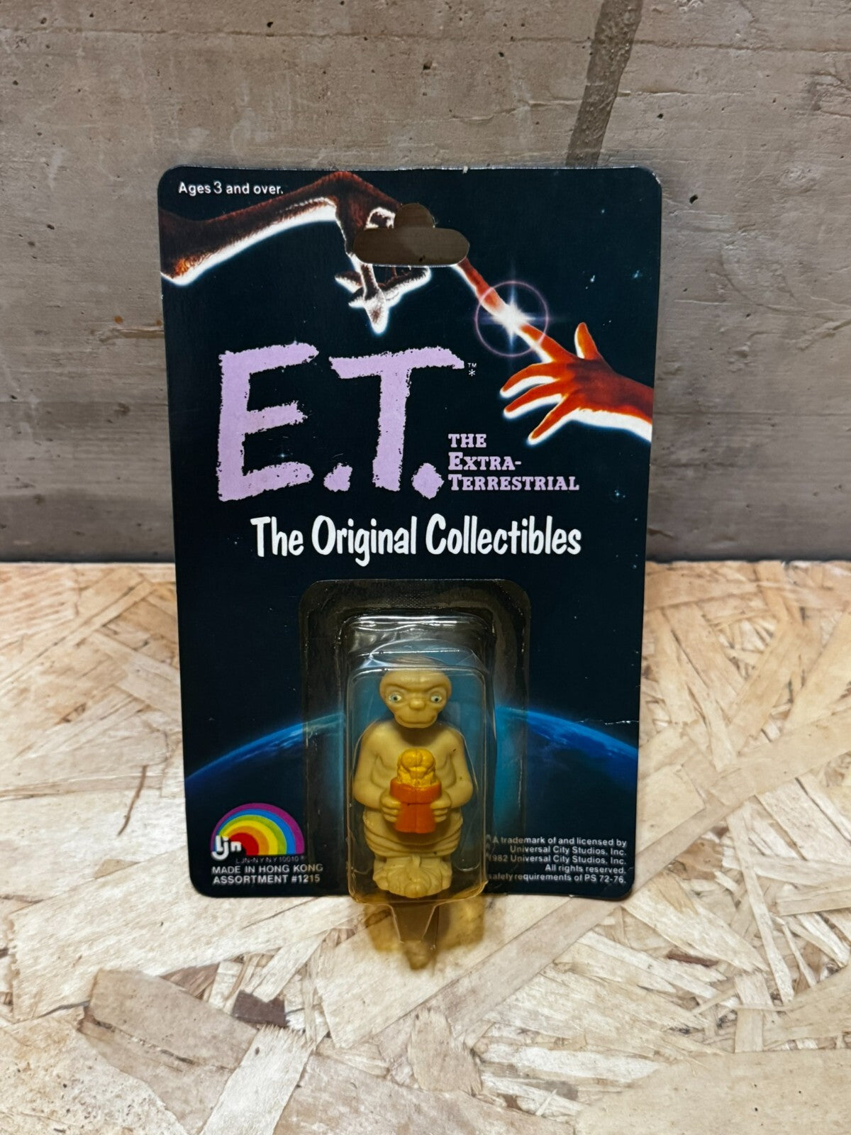 E.T. 1982 THE EXTRA TERRESTRIAL THE ORIGINAL COLLECTIBLES - HOLDING