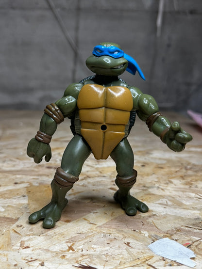 PLAYMATES TMNT LEONARDO LEO TEENAGE MUTANT NINJA TURTLES 2004 RIPPED UP 13 CM