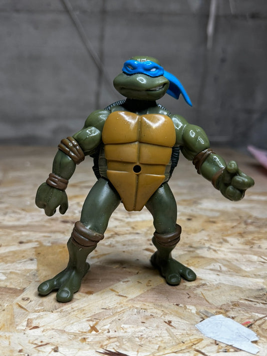 PLAYMATES TMNT LEONARDO LEO TEENAGE MUTANT NINJA TURTLES 2004 RIPPED UP 13 CM