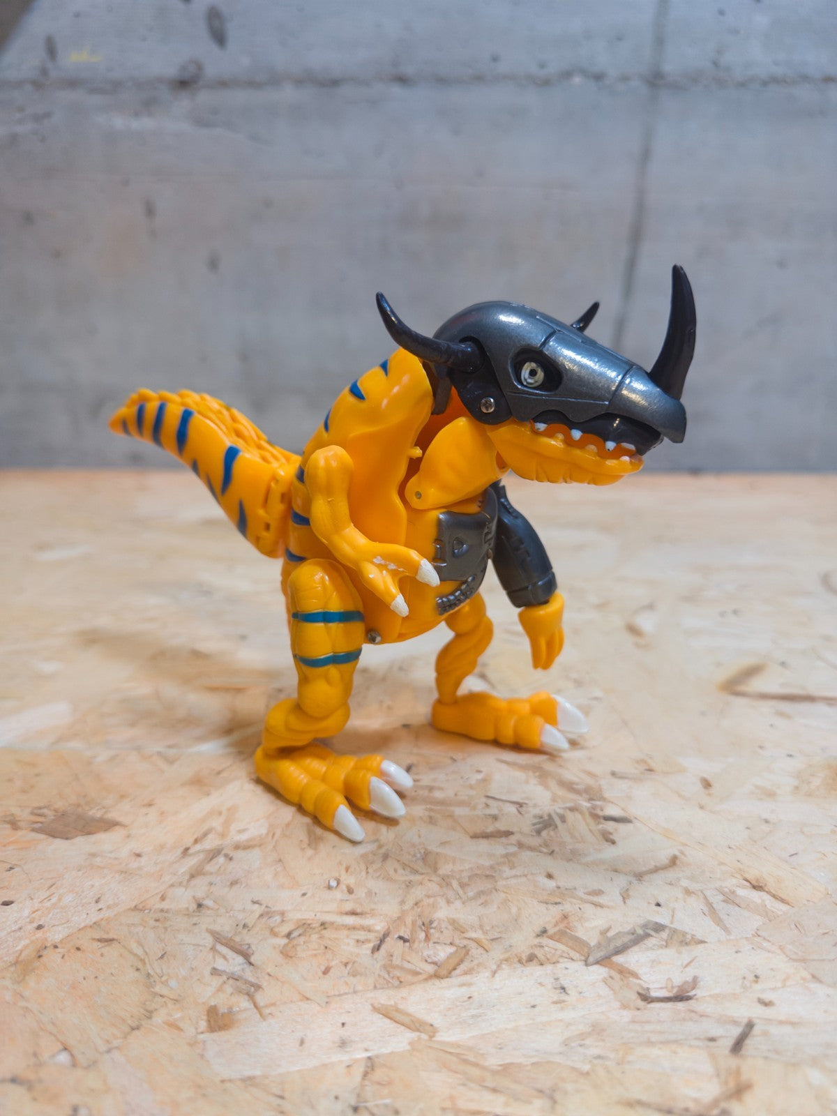 Transformateur Digimon Greymon digivolving bootleg incompleto