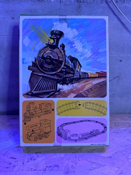 TRENINO TRAIN FAR WEST FUNZIONANTE A BATTERIA MADE IN HONG KONG NUOVO VINTAGE !!