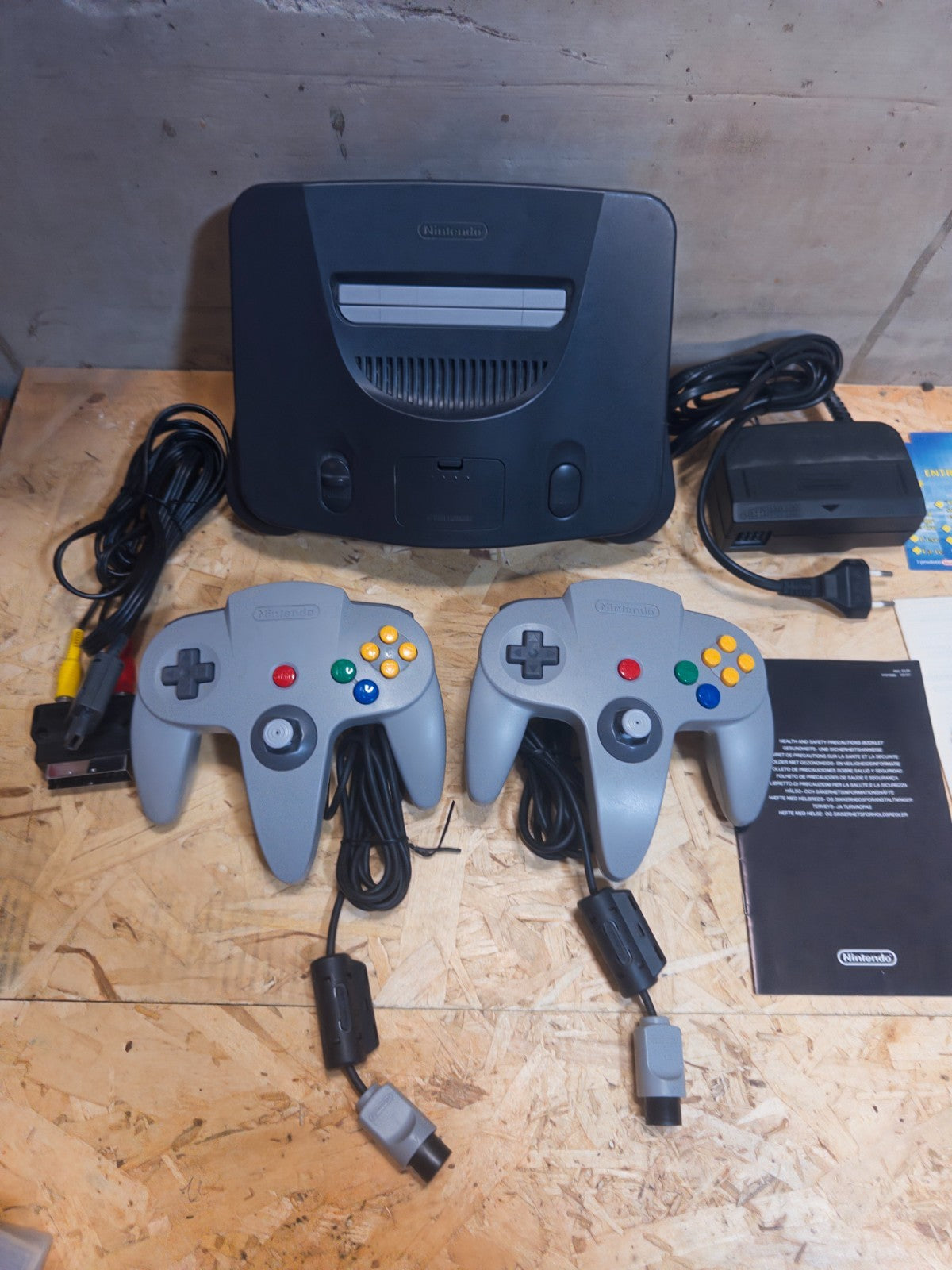 CONSOLE NINTENDO 64 / N64 IN VERSIONE PAL CON 2 JOYPAD