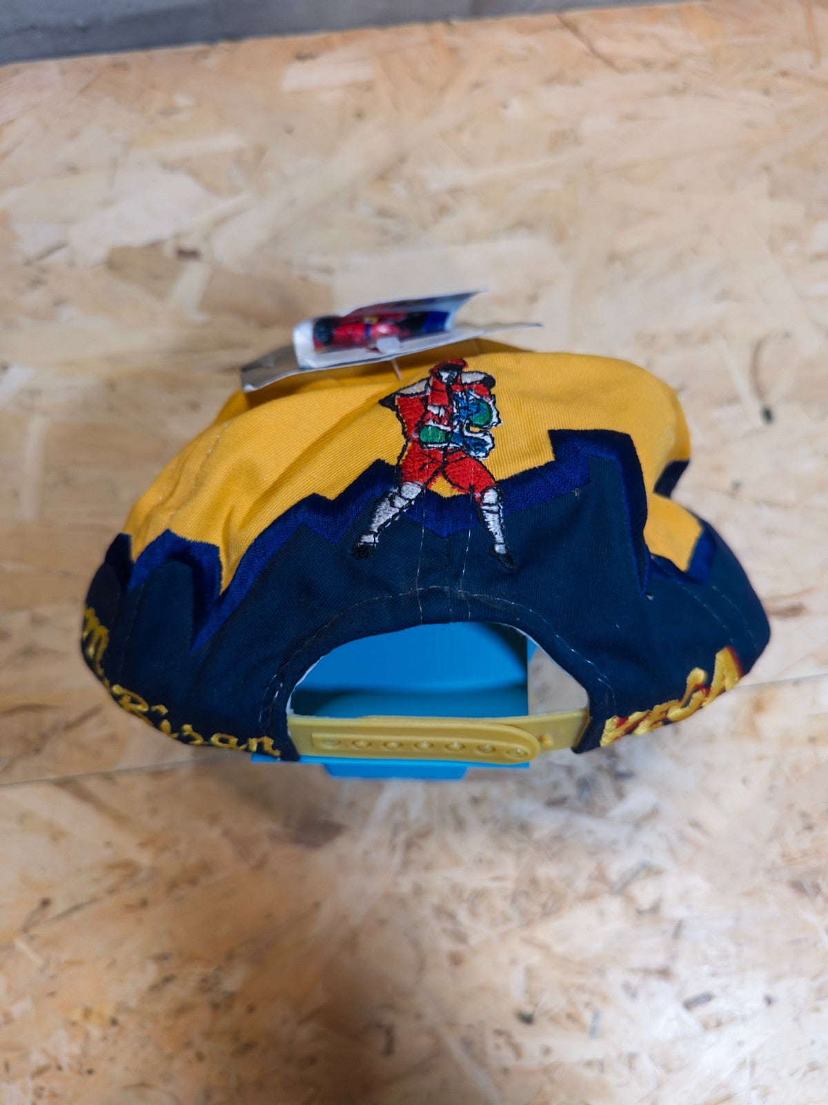 cappello\hat street fighter 2 capcom M. Bison blu e giallo