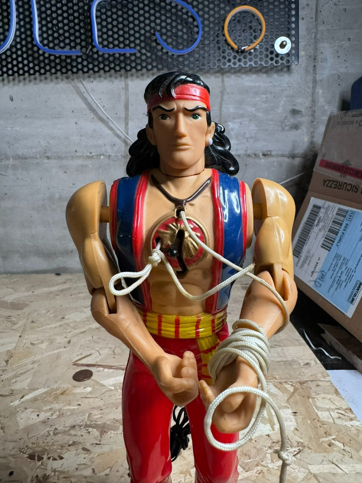 Action figure Sandokan con telecomando non funzionante