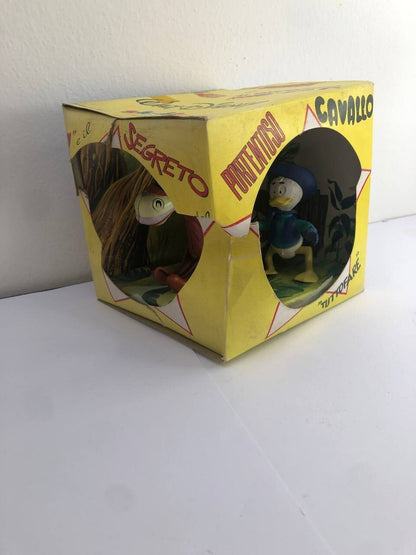 BOX QUO E IL SEGRETO DEL PORTENTOSO CAVALLO IL GIOCATTOLO 1960 NUOVO LATTA MOLLA