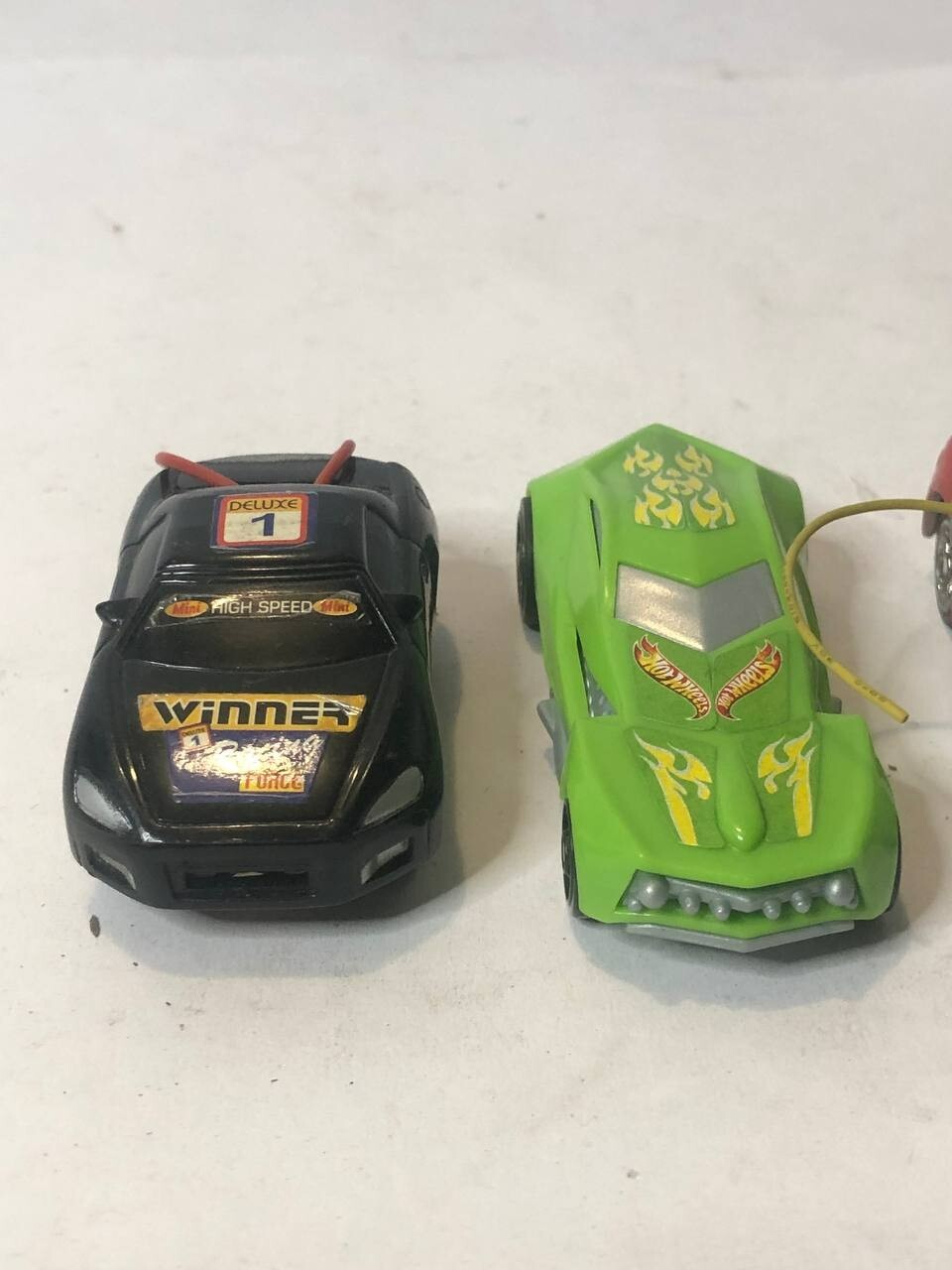 tre auto Hotwheels e altro due senza marca