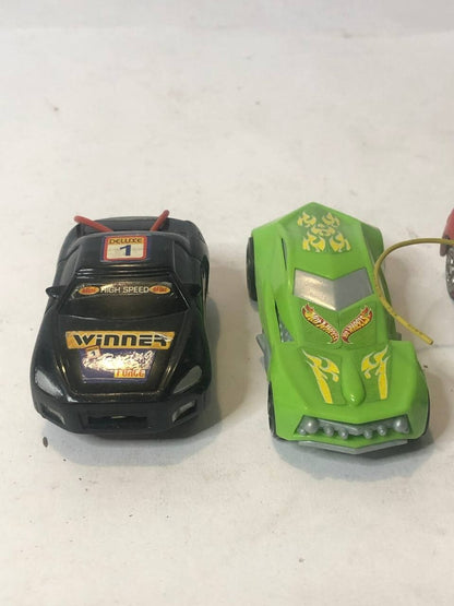 tre auto Hotwheels e altro due senza marca