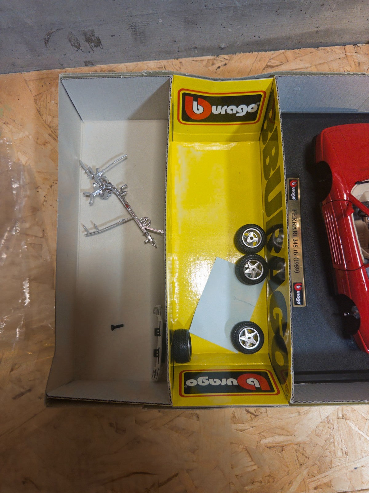 FERRARI 348tb DEL 1989 AUTO MODEL METAL KIT ottime condizioni 1:24 BURAGO