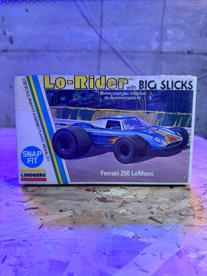 LINDBERG SNAP FIT Lo-Rider con BIG SLICKS Ferrari 250 LeMans Kit Modello 1/32