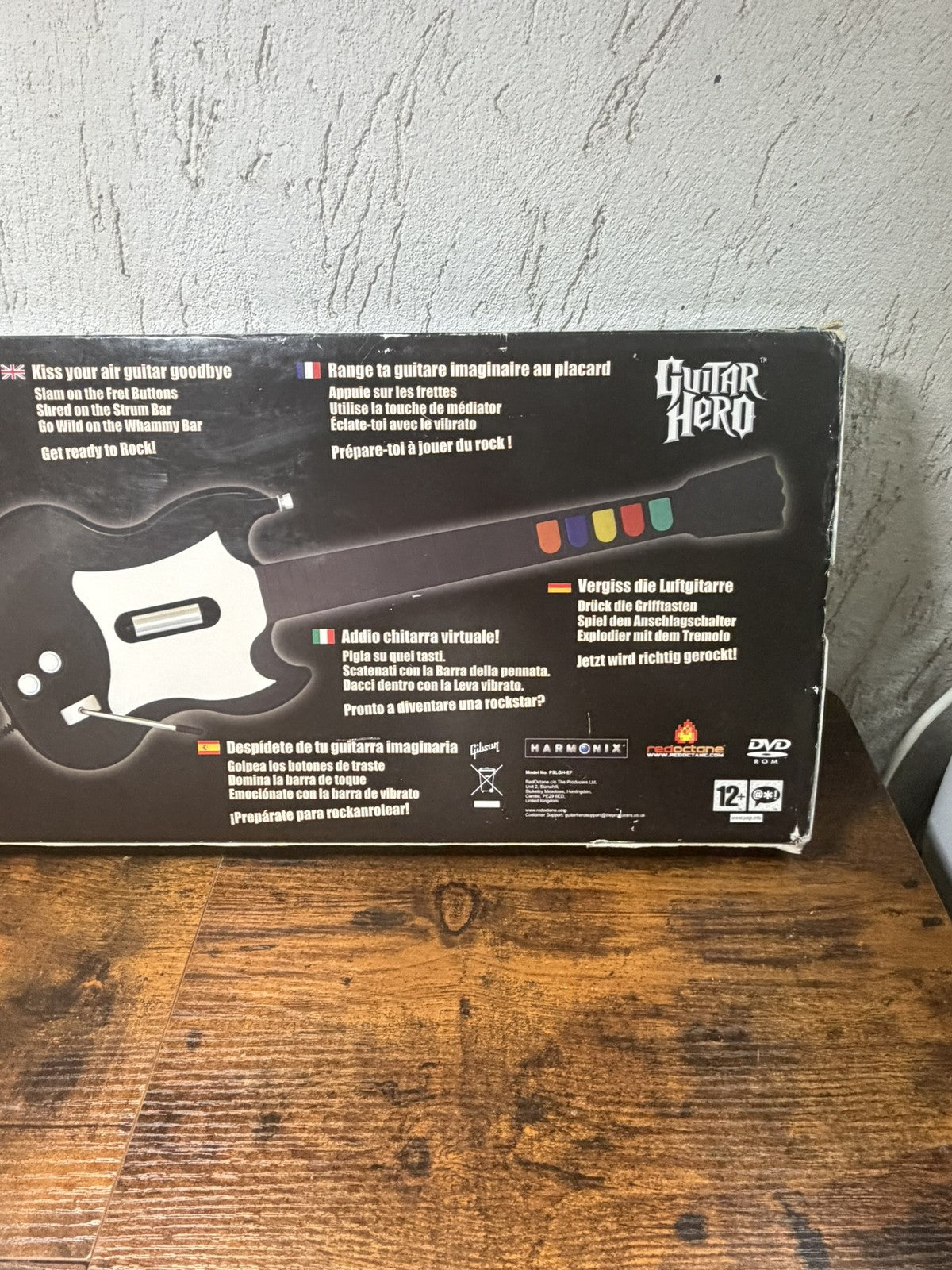 Chitarra Guitar Hero PS2 in confezione