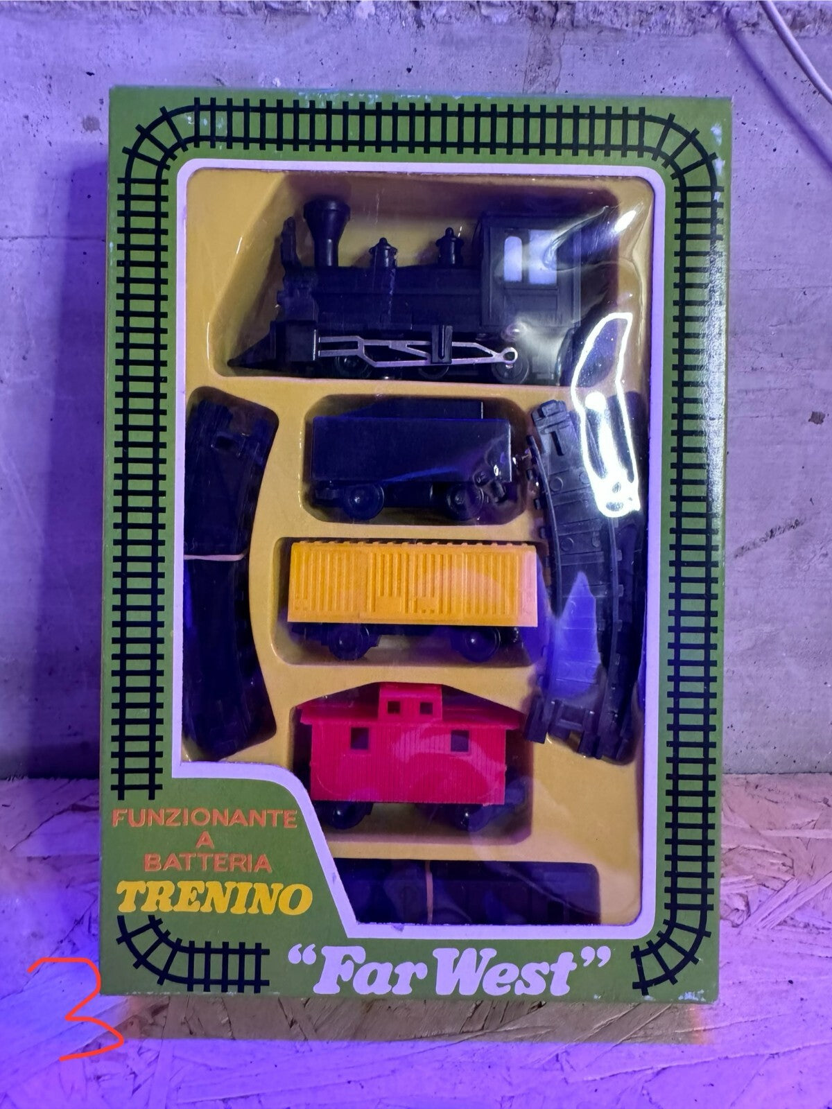 TRENINO TRAIN FAR WEST FUNZIONANTE A BATTERIA MADE IN HONG KONG NUOVO VINTAGE !!