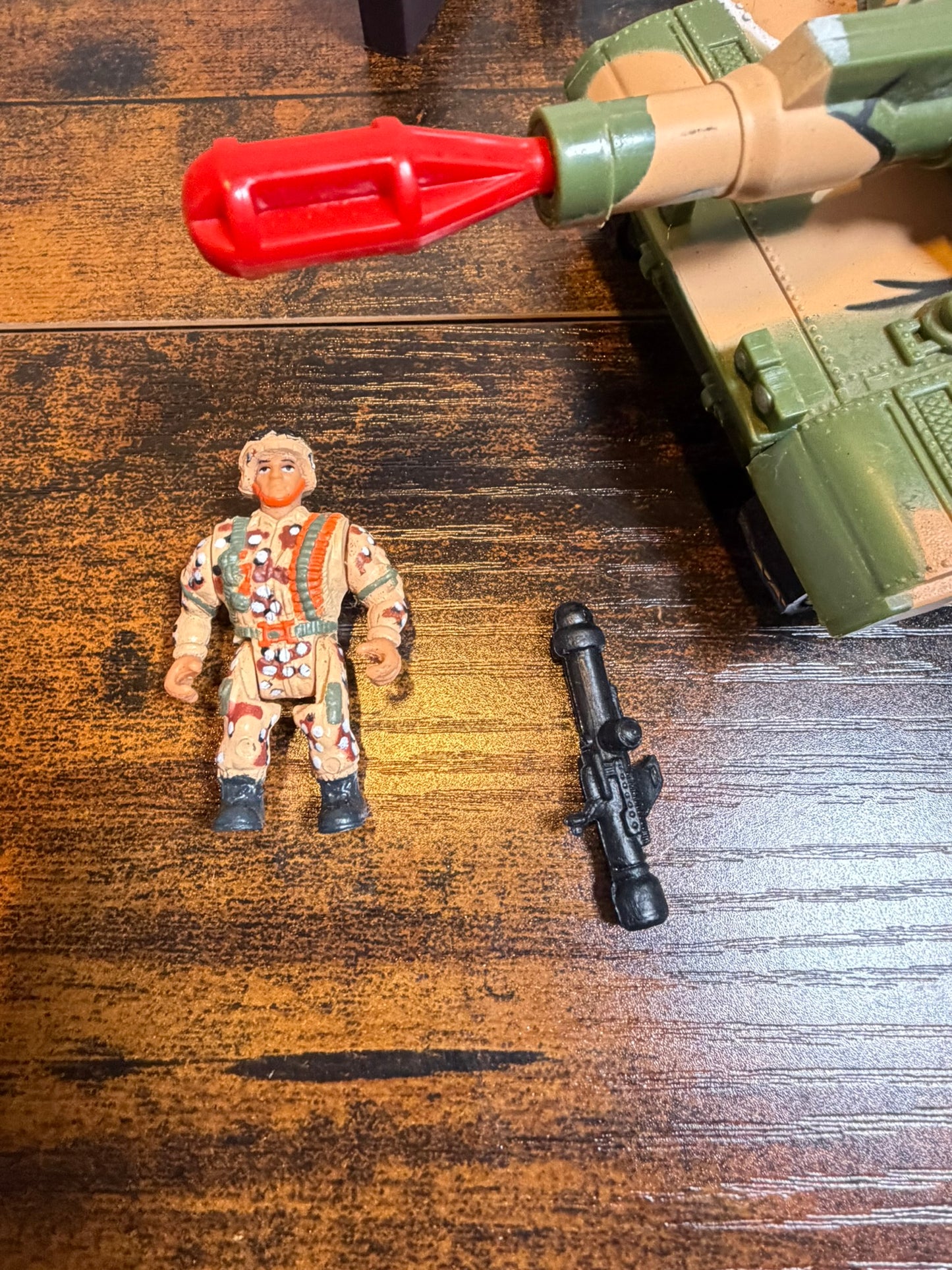 tipi tosti military muscle man veicolo carro armato