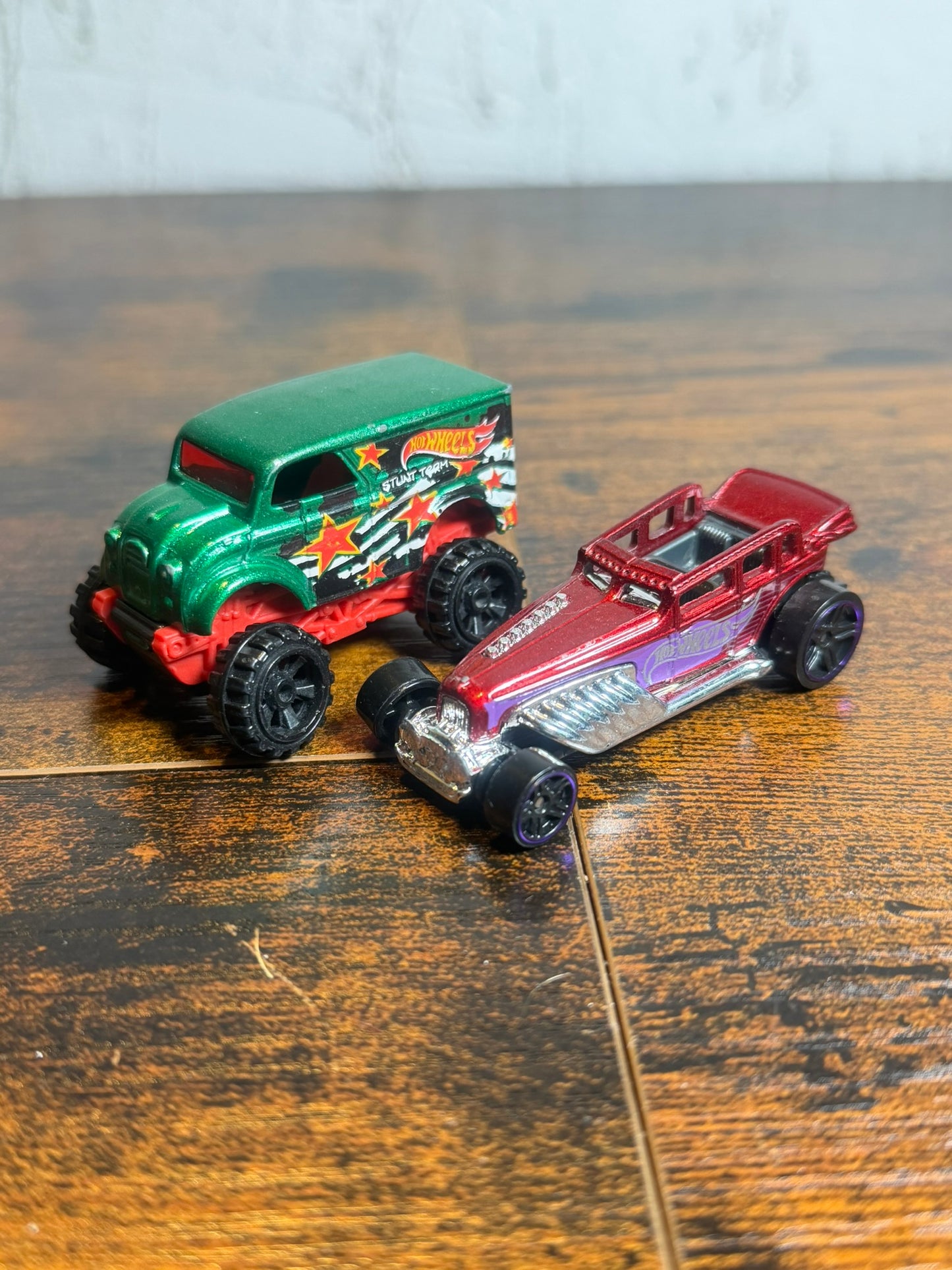 2 Hotwheels auto e track