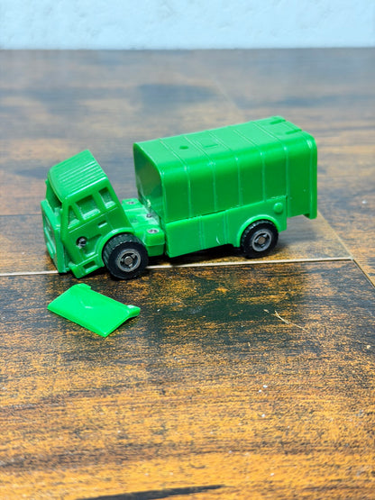 Camion verde transformer rotto e incompleto